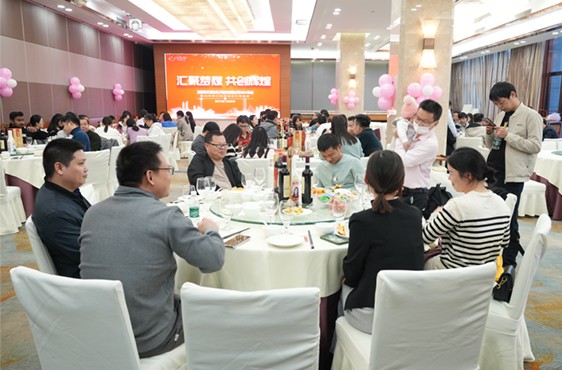 j9娱乐集团光电举行年末晚会